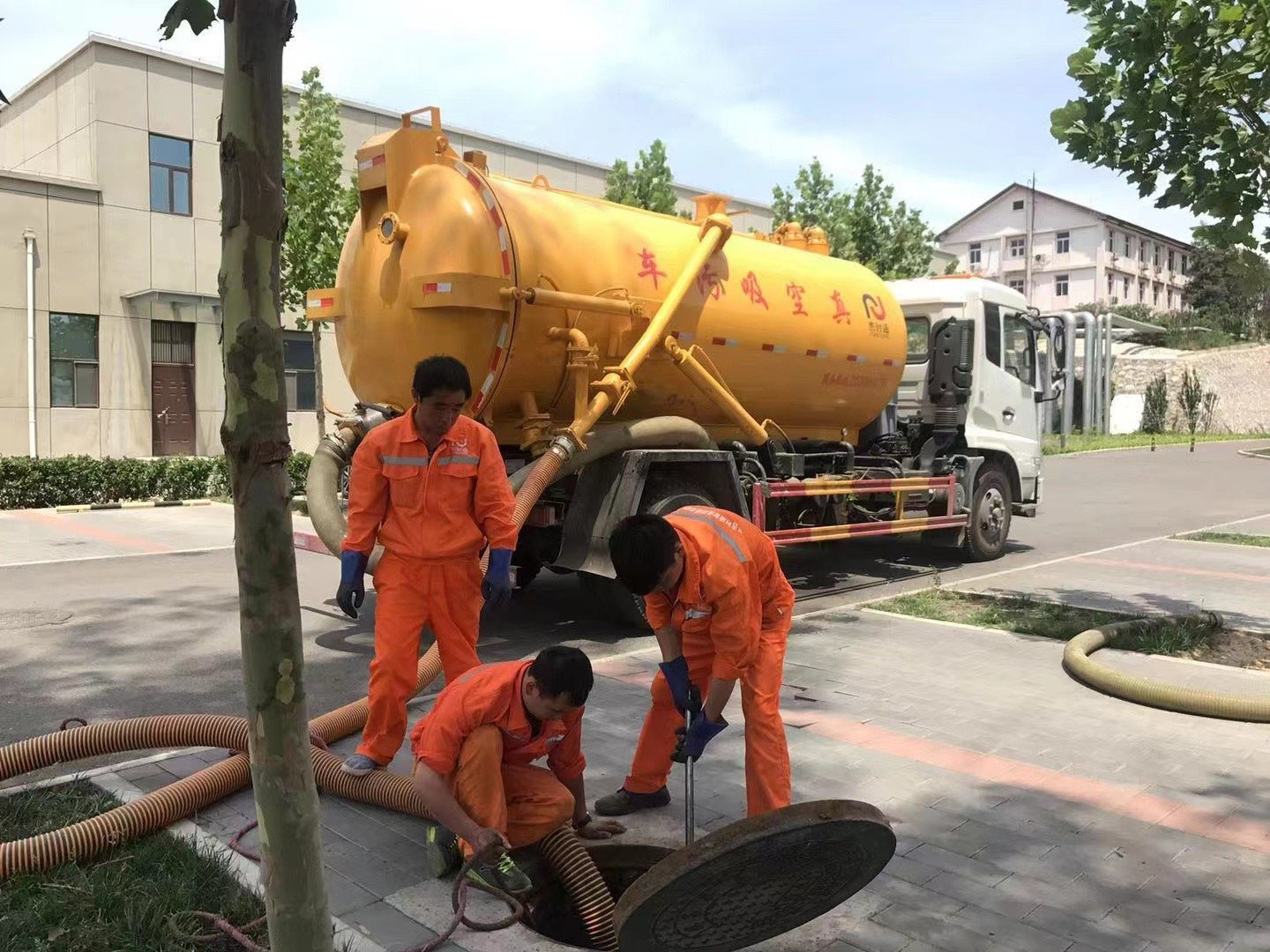 黑河管道疏通车停在窨井附近