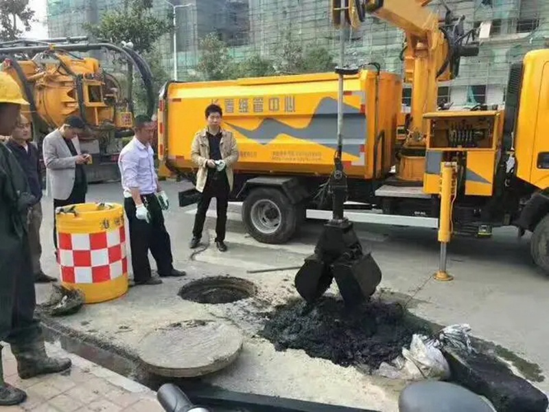 黑河街道：网格员化身“清道夫”，为民解忧疏通“堵心”化粪池