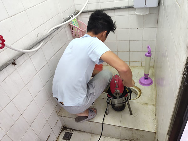 黑河管道堵塞冒臭气 专业师傅现场解决问题