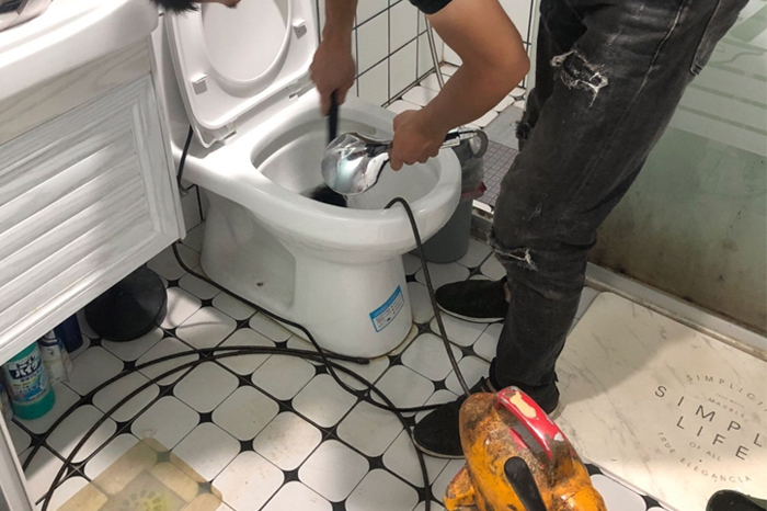黑河马桶堵塞自己疏通还是找师傅?专业上门服务让你省时更省心